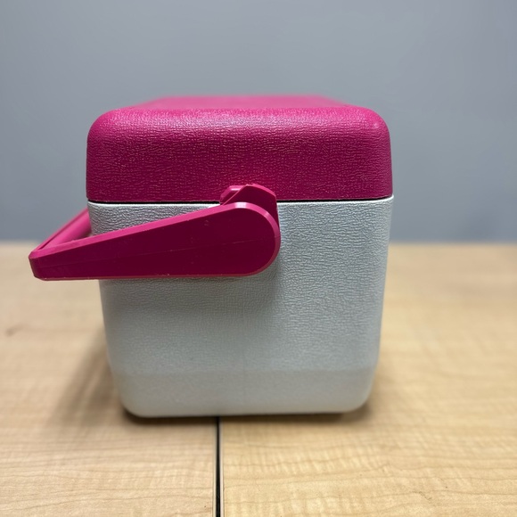 VTG 1990 Rubbermaid Totally‎ Hot! Tote 6 Cooler 1.5 Gal Pink/White Retro 90s - Picture 3 of 11